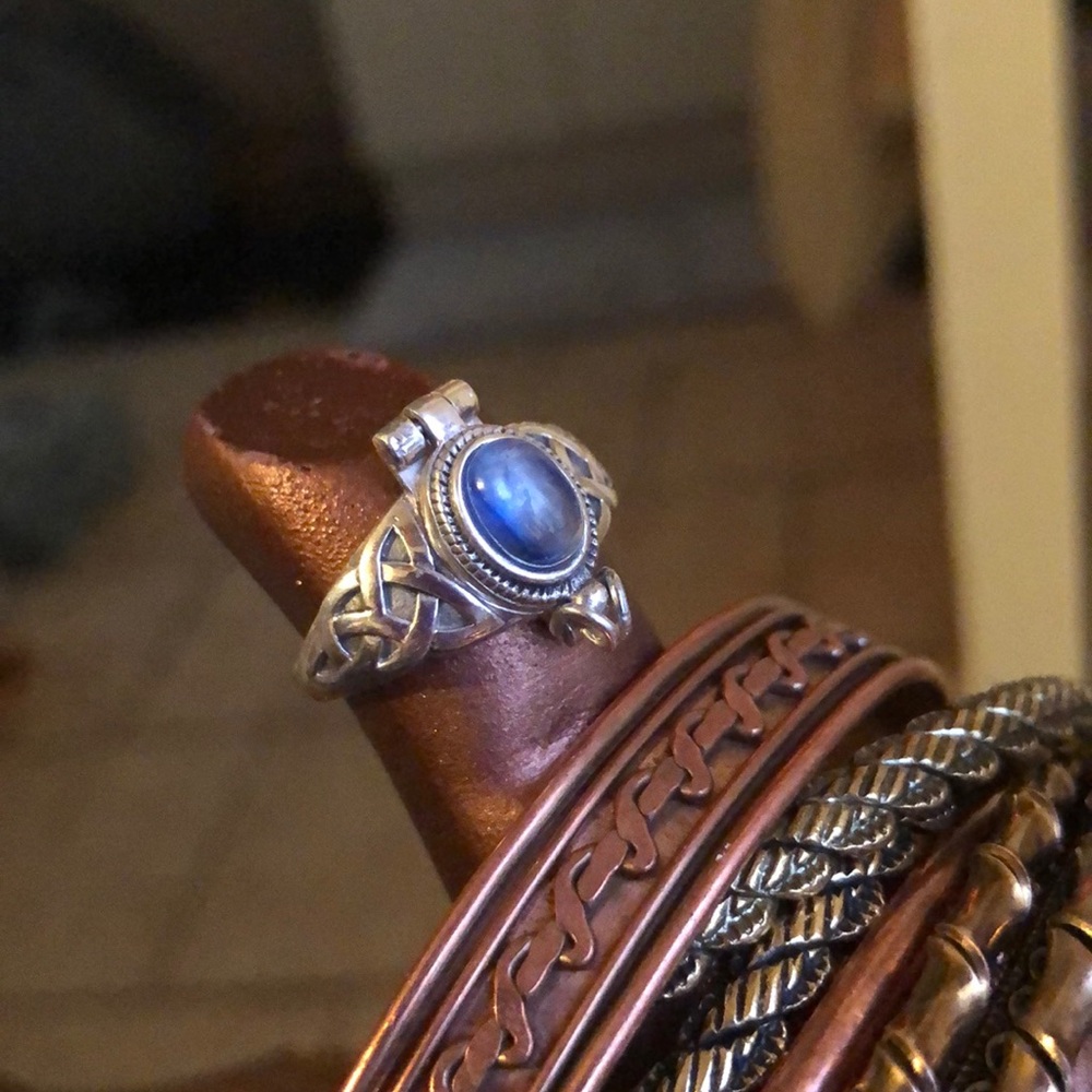 poison ring blue kyanite size 8